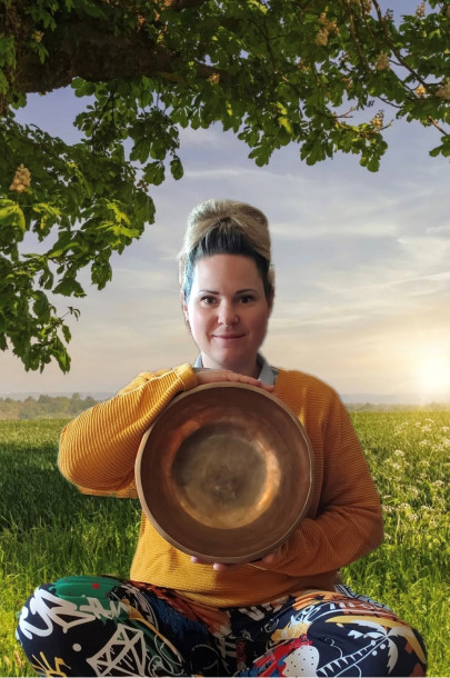 Tanja Huber hält eine große Klangschale