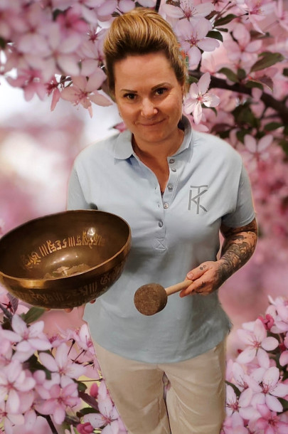 Tanja Huber mit Klangschale